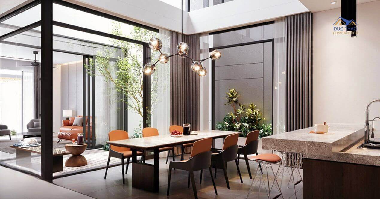 Phòng bếp và phòng khách nối với nhau bằng một khoảng sân nhỏ